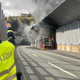 A10, camion in fiamme tra Aeroporto e Pegli: autostrada chiusa fino all'allacciamento con la A7