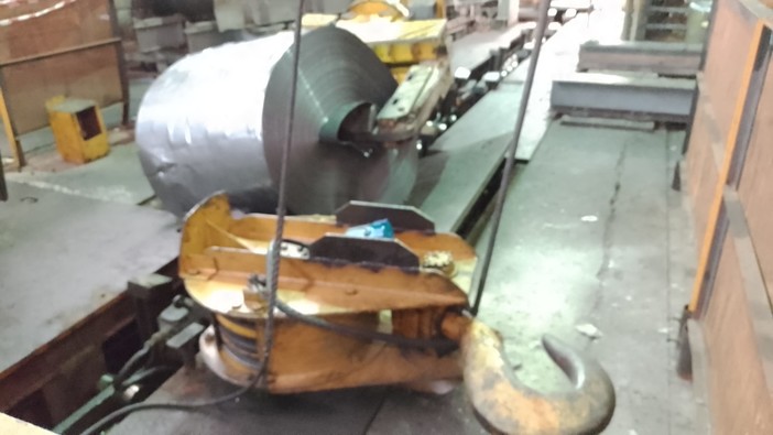 Ex Ilva, si strappa il cavo di una gru, precipita rotolo di dieci tonnellate