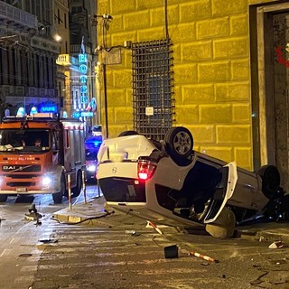 Incidente stradale in largo Zecca, auto finisce sul tetto: interventi dei Vigili del fuoco