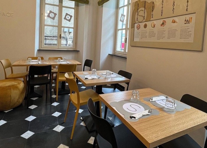 In via Sestri le insegne di Strakkino: una risposta alla grande distribuzione In via Sestri le insegne di Strakkino: una risposta alla grande distribuzione