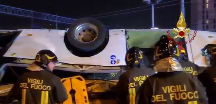 Tragedia a Mestre, pullman precipita da cavalcavia: 21 morti, Toti: "Vicini alla comunità veneta"