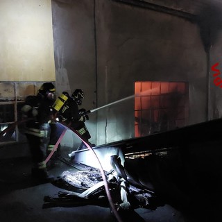 Grosso incendio a Busalla, a fuoco un capannone, sul posto trenta vigili del fuoco (Foto e video)