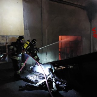 Grosso incendio a Busalla, a fuoco un capannone, sul posto trenta vigili del fuoco (Foto e video) Grosso incendio a Busalla, a fuoco un capannone, sul posto trenta vigili del fuoco (Foto e video)
