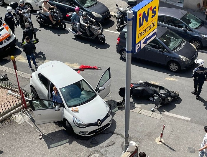 Viene investita da un'auto e resta incastrata: grave una donna di 65 anni Viene investita da un'auto e resta incastrata: grave una donna di 65 anni