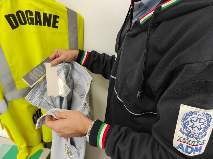 Scoperte seimila paia di jeans Made in China ma con etichetta italiana: sanzionato l’importatore Scoperte seimila paia di jeans Made in China ma con etichetta italiana: sanzionato l’importatore