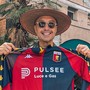 “Questa foto non vi diludirà”. Anche Joe Bastianich in posa con la maglia del Genoa