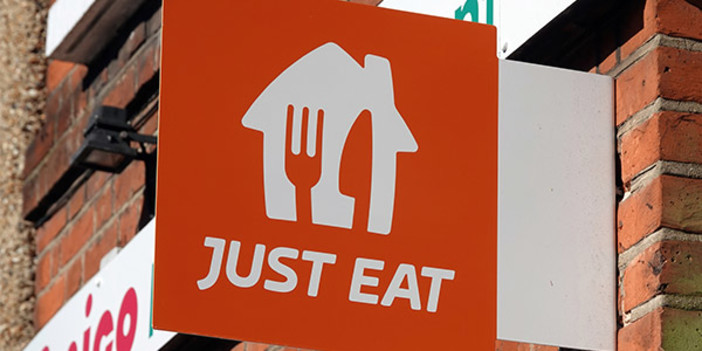 Just Eat, i riders potrebbero non lavorare in caso di allerta meteo, l'azienda annuncia l'apertura di una sede a Genova