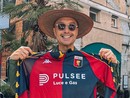 “Questa foto non vi diludirà”. Anche Joe Bastianich in posa con la maglia del Genoa “Questa foto non vi diludirà”. Anche Joe Bastianich in posa con la maglia del Genoa