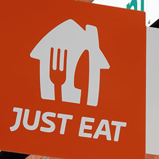 Just Eat, i riders potrebbero non lavorare in caso di allerta meteo, l'azienda annuncia l'apertura di una sede a Genova