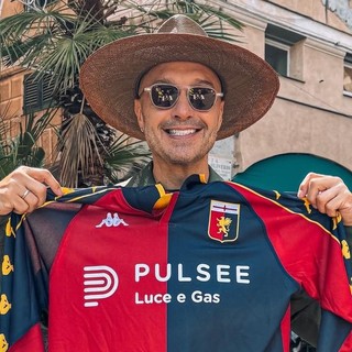 “Questa foto non vi diludirà”. Anche Joe Bastianich in posa con la maglia del Genoa