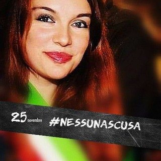 La sindaca assiste a una scena di violenza verso una ragazzina e affronta i bulli La sindaca assiste a una scena di violenza verso una ragazzina e affronta i bulli