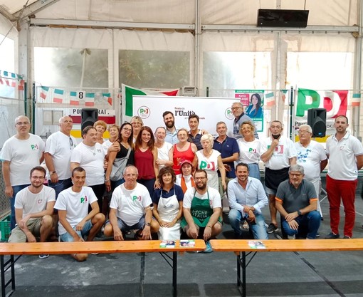 Katia Piccardo con la candidata al Senato della Repubblica Cristina Lodi, il segretario provinciale del Pd Simone D'Angelo, il vice presidente del Consiglio regionale della Liguria Armando Sanna, vari segretari territoriali del Pd e numerosi volontari