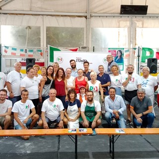 Katia Piccardo con la candidata al Senato della Repubblica Cristina Lodi, il segretario provinciale del Pd Simone D'Angelo, il vice presidente del Consiglio regionale della Liguria Armando Sanna, vari segretari territoriali del Pd e numerosi volontari