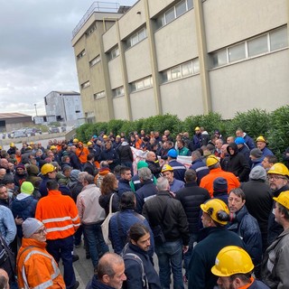 Ex Ilva, lavoratori in protesta davanti ai cancelli: &quot;Il Governo la smetta con le trattative segrete&quot;