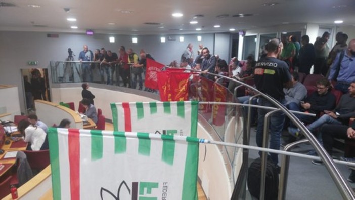 Anticipata al 30 settembre la convocazione al Ministero dei lavoratori ex Ilva, sciolto il presidio in Consiglio Regionale