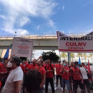 Porto, i lavoratori interinali ancora senza certezze, affidato incarico a un legale: "Vengano rispettati gli accordi"