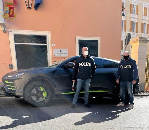 Acquista una Lamborghini, non la paga con la scusa della sospensione dei leasing a causa del covid, e cerca di rivenderla