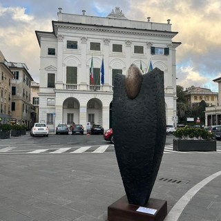 Le statue di Adriano Leverone nell’atrio del Comune di Chiavari