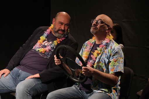 Lavori socialmente inutili, lunedì 3 luglio a Villa Imperiale il nuovo spettacolo di Gino Versetti e Alessandro Mancuso Lavori socialmente inutili, lunedì 3 luglio a Villa Imperiale il nuovo spettacolo di Gino Versetti e Alessandro Mancuso