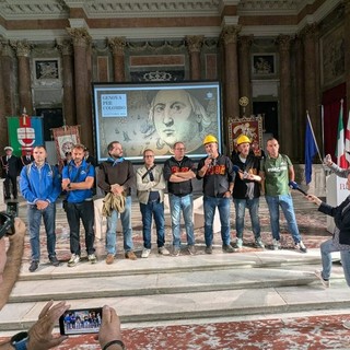 Ex Ilva, lavoratori a Palazzo Ducale durante le celebrazioni colombiane. “Il lavoro e le commesse ci sono, continueremo a lottare” Ex Ilva, lavoratori a Palazzo Ducale durante le celebrazioni colombiane. “Il lavoro e le commesse ci sono, continueremo a lottare”