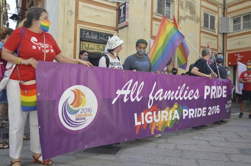 Famiglie Arcobaleno e Liguria Rainbow di nuovo in piazza contro la giunta Bucci (FOTO e VIDEO)