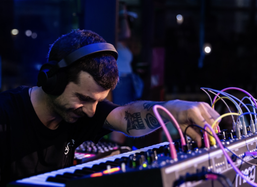 La musica che ci gira intorno – Lowtopic a Electropark con la sua performance dedicata a Jack Smith: “Racconto storie senza parole, tra memoria, suoni e immagini”