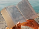 Gen Z - Il mondo dei giovani - Letture d’estate: classici, brividi e romanticismo da ombrellone