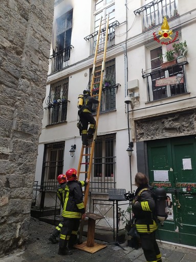 Incendio in un appartamento di via delle Grazie: ricoverato con ustioni un residente