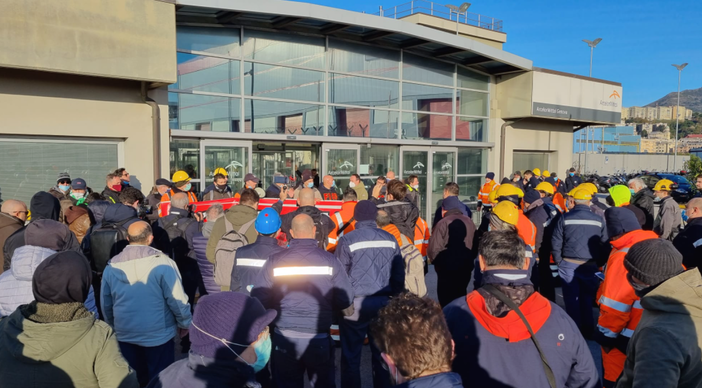 Acciaierie d'Italia, i lavoratori Fiom: "Basta passerelle, ora investimenti" Acciaierie d'Italia, i lavoratori Fiom: "Basta passerelle, ora investimenti"