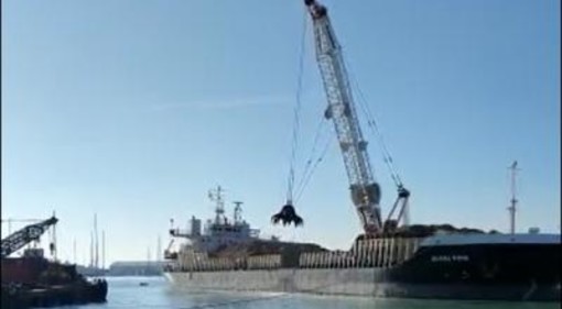 Entrano nel vivo le operazioni di riempimento della nuova calata dei cantieri navali di Sestri Ponente