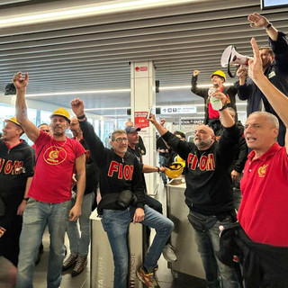 Ex Ilva, gli operai occupano l’aeroporto e sfidano il Governo: “Ci dormiamo qua, non si chiude” Ex Ilva, gli operai occupano l’aeroporto e sfidano il Governo: “Ci dormiamo qua, non si chiude”
