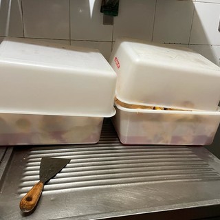 Pessime condizioni igieniche, insetti e alimenti mal conservati, due locali in Sottoripa nel mirino di PL e Asl
