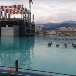 Programma Straordinario, cantieri di Sestri: affondato il primo cassone per l'ampliamento del molo (VIDEO)