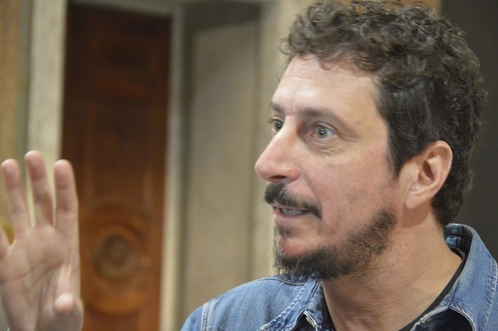 Salta lo spettacolo di Bizzarri al Politeama: “Non sono riuscito a scriverlo, ho fatto una figura di m…” Salta lo spettacolo di Bizzarri al Politeama: “Non sono riuscito a scriverlo, ho fatto una figura di m…”