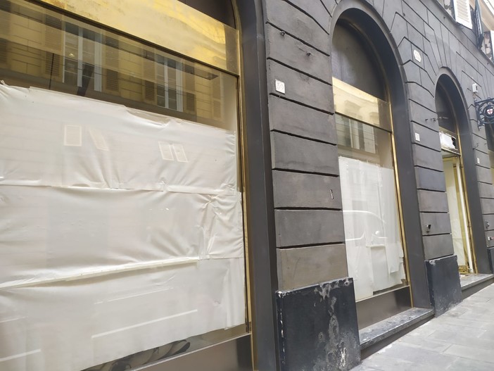 Commercio, chiusa la Sartoria Rossi in via XXV Aprile, al suo posto aprirà il negozio di arredamenti Kartell Commercio, chiusa la Sartoria Rossi in via XXV Aprile, al suo posto aprirà il negozio di arredamenti Kartell