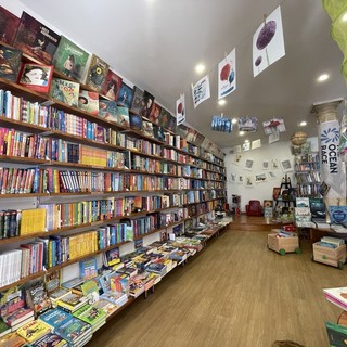 Sotto l'ombrellone, ai piedi di un albero o sul divano: i consigli di lettura dei librai del centro storico