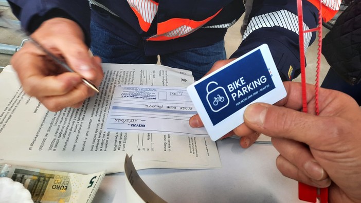 Velostazioni, oggi il primo open day a Pra’ per attivare la ‘bicicard’ Velostazioni, oggi il primo open day a Pra’ per attivare la ‘bicicard’