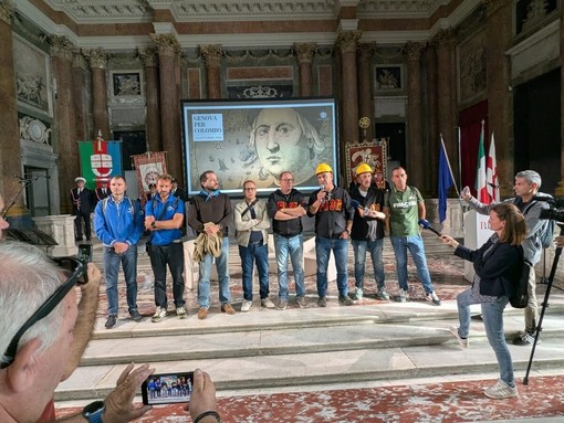 Ex Ilva, lavoratori a Palazzo Ducale durante le celebrazioni colombiane. “Il lavoro e le commesse ci sono, continueremo a lottare” Ex Ilva, lavoratori a Palazzo Ducale durante le celebrazioni colombiane. “Il lavoro e le commesse ci sono, continueremo a lottare”