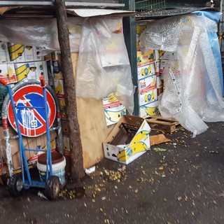 42 casse di libri usati accatastate in piazza Terralba sgomberate dalla municipale