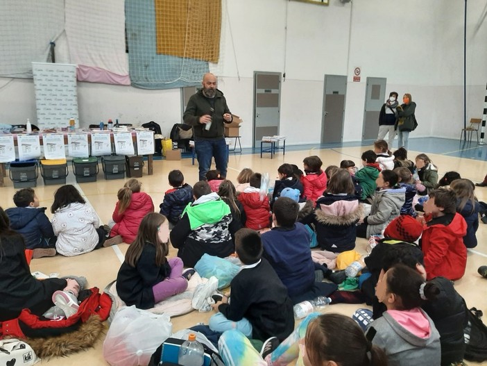 Isola del Cantone, presentato il nuovo ecocompattatore Isola del Cantone, presentato il nuovo ecocompattatore