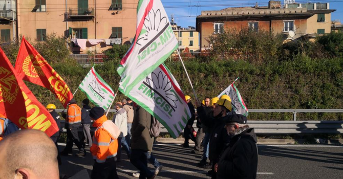 Ex Ilva, Acciaierie d'Italia annuncia la fermata temporanea degli stabilimenti di Genova e Novi Ligure. I sindaci: "Inaccettabile"