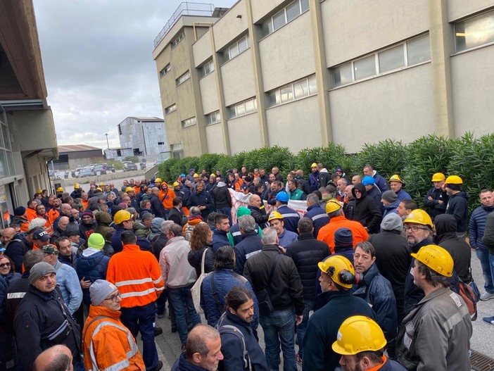Ex Ilva, lavoratori in protesta davanti ai cancelli: "Il Governo la smetta con le trattative segrete"