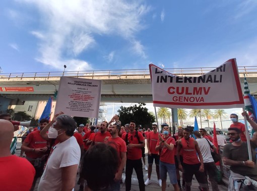 Porto, i lavoratori interinali ancora senza certezze, affidato incarico a un legale: "Vengano rispettati gli accordi"