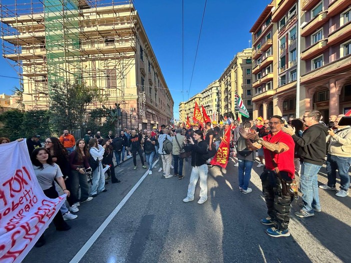 Scuola, occupato il Gobetti e sciopero al Klee: la protesta studentesca si allarga a Genova Scuola, occupato il Gobetti e sciopero al Klee: la protesta studentesca si allarga a Genova