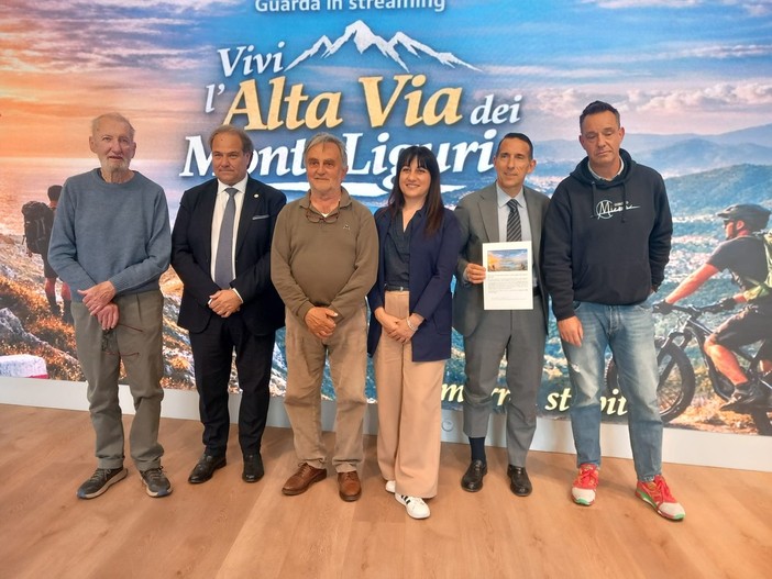 Alta Via dei Monti Liguri, il docufilm che racconta l’entroterra tra sentieri, borghi e cavalli selvaggi arriva su Prime Video