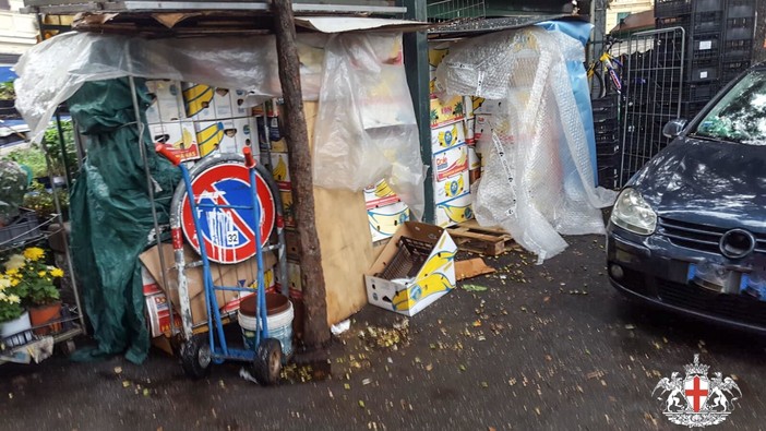 42 casse di libri usati accatastate in piazza Terralba sgomberate dalla municipale