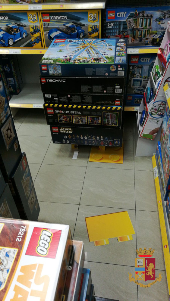 In manette tre ladri di Lego seriali In manette tre ladri di Lego seriali