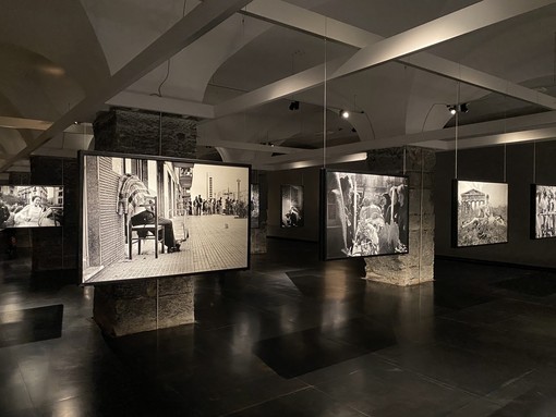 &quot;Letizia Battaglia sono io&quot;, la nuova mostra a Palazzo Ducale dedicata alla fotografa siciliana (Foto e video)