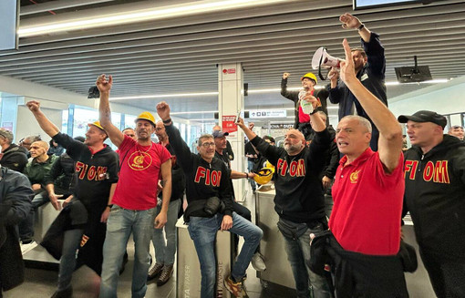Ex Ilva, gli operai occupano l’aeroporto e sfidano il Governo: “Ci dormiamo qua, non si chiude”