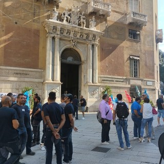 Il presidio dei lavoratori Smag in prefettura